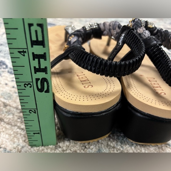 Siketu Sandals, Size 39 - Picture 4 of 6